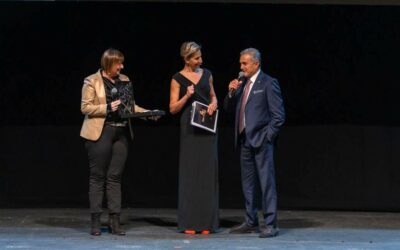 La legnanese Paola Longo ha premiato Marisa Cuomo come “Miglior cantina d’Italia”