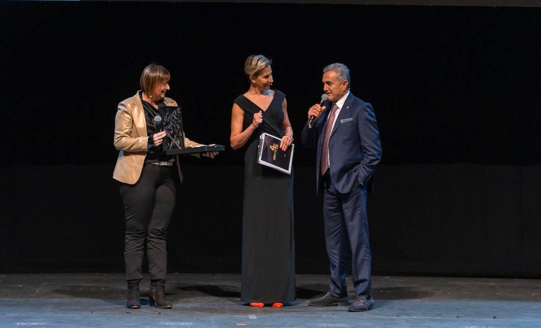 La legnanese Paola Longo ha premiato Marisa Cuomo come “Miglior cantina d’Italia”