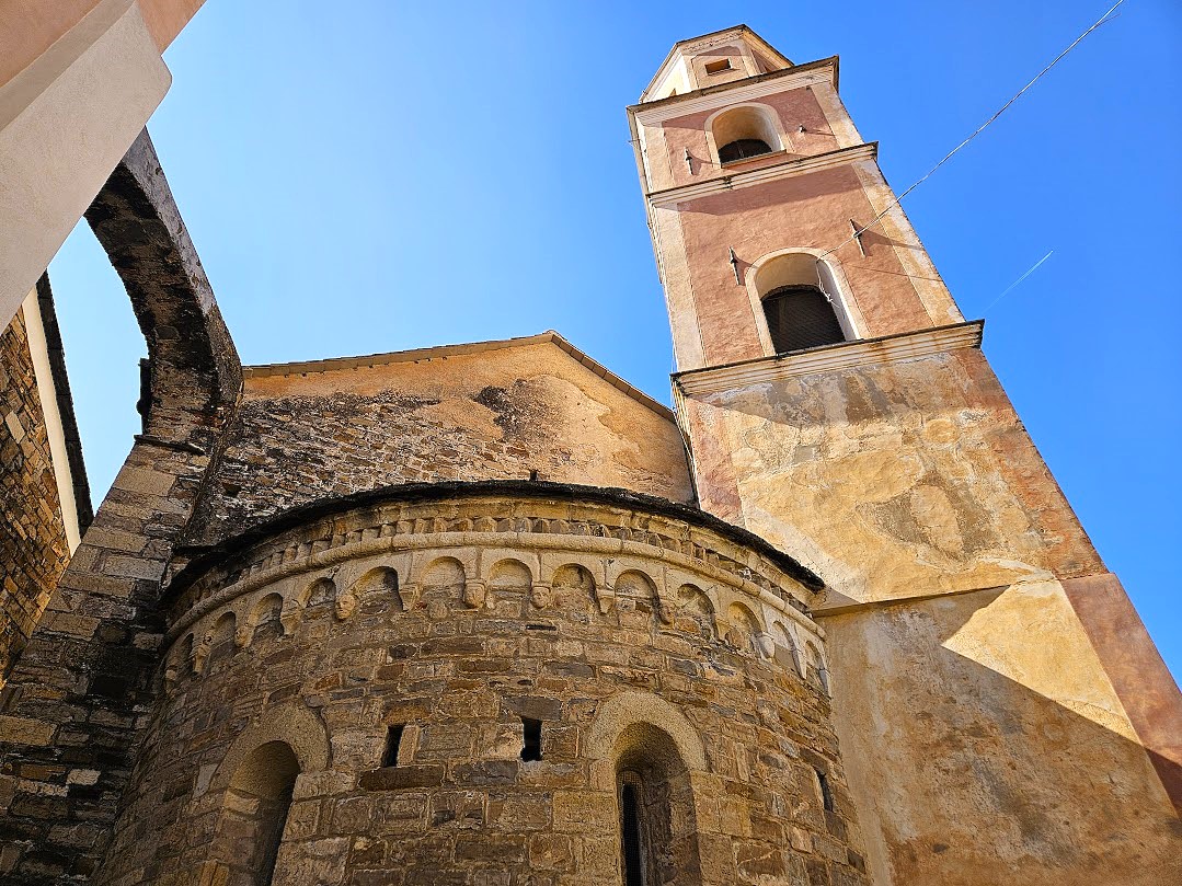 diano castello chiesa romanica fuori